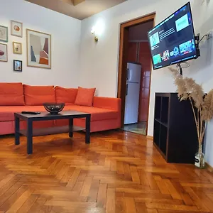 Peaceful Getaway - Generous 3-bedroom Sanctuary - Close To Historic Old Town Bucureşti